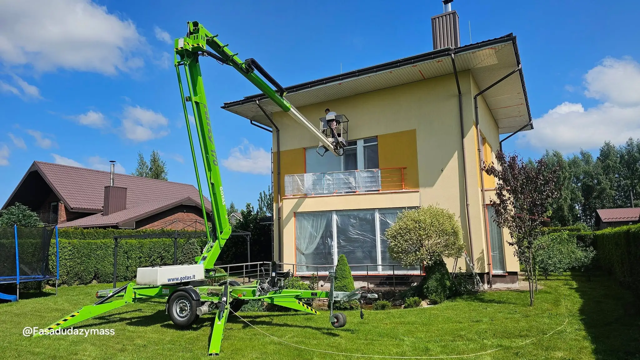 Modernaus gyvenamojo namo fasado dažymas ir atnaujinimas Kaune