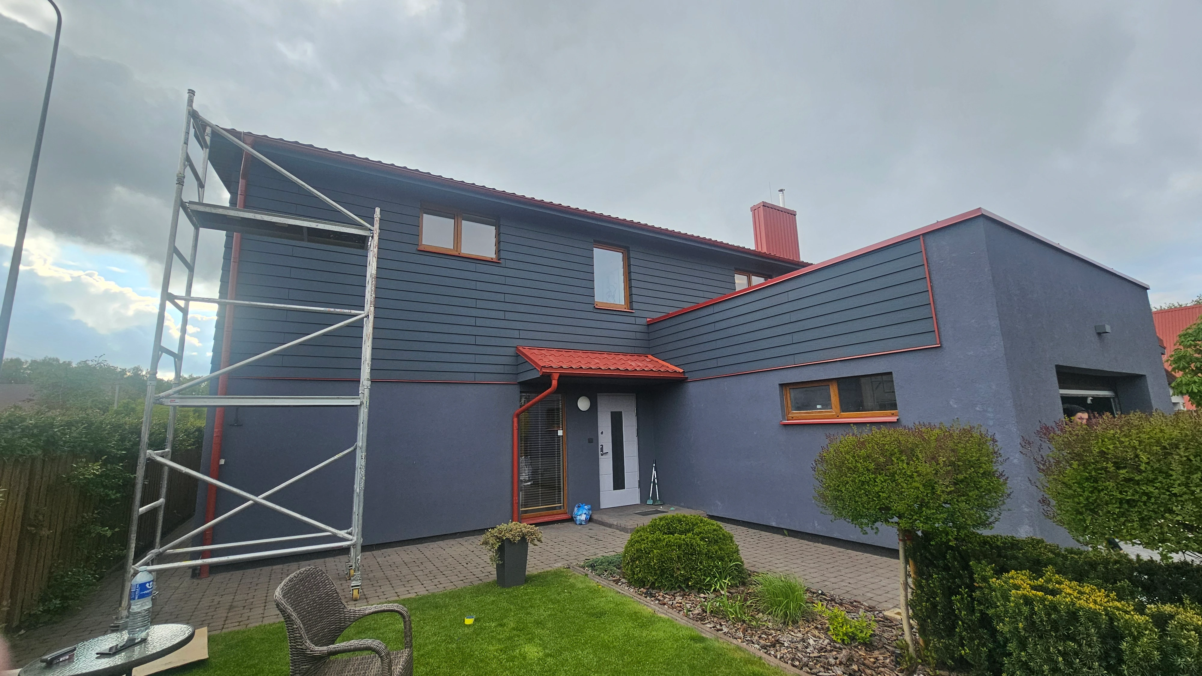 Pilnas namo fasado atnaujinimas: plovimas, remontas ir perdažymas