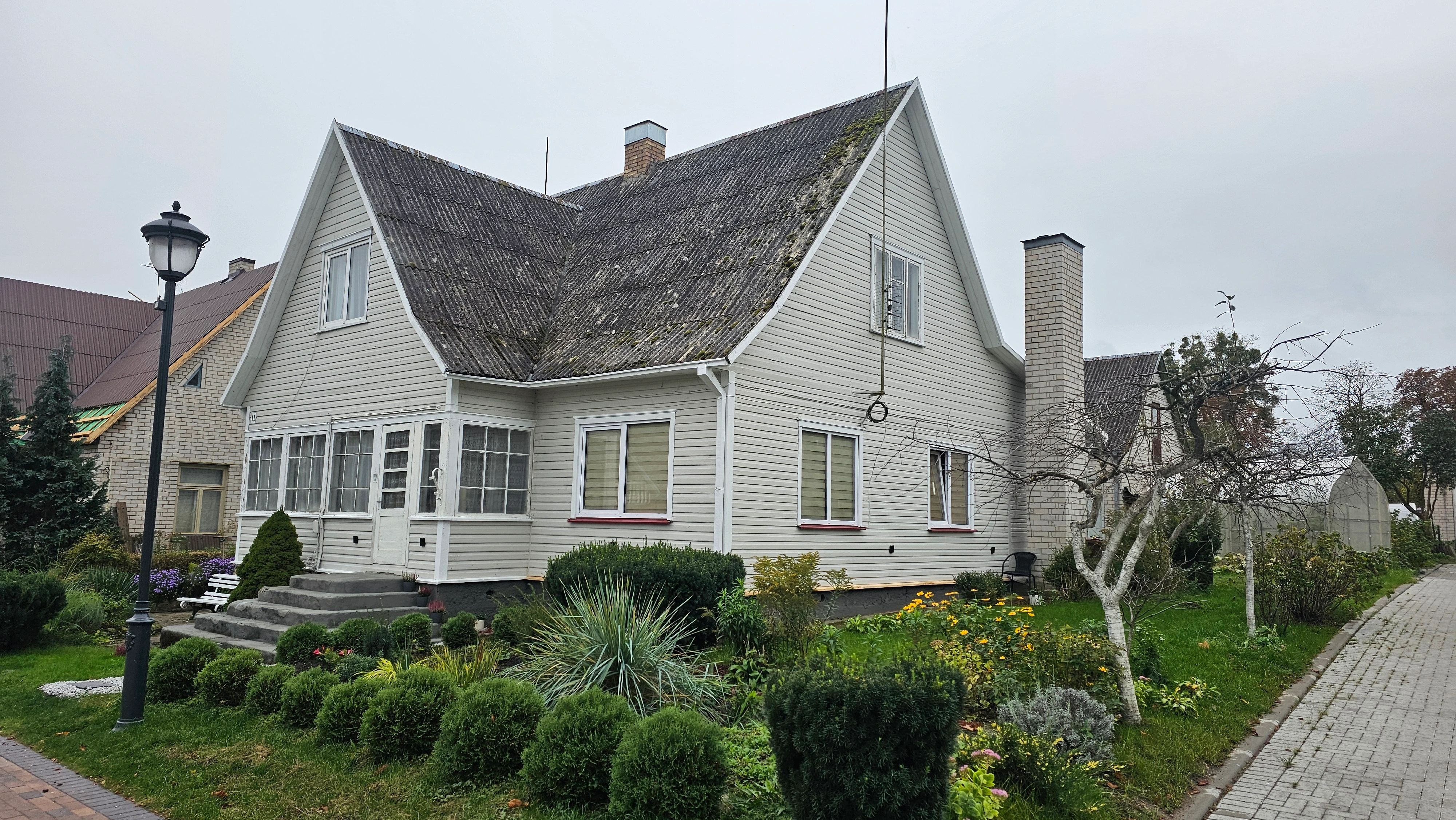 Aukštos kokybės dekoratyvinio tinko dažymas naudojant profesionalią techniką