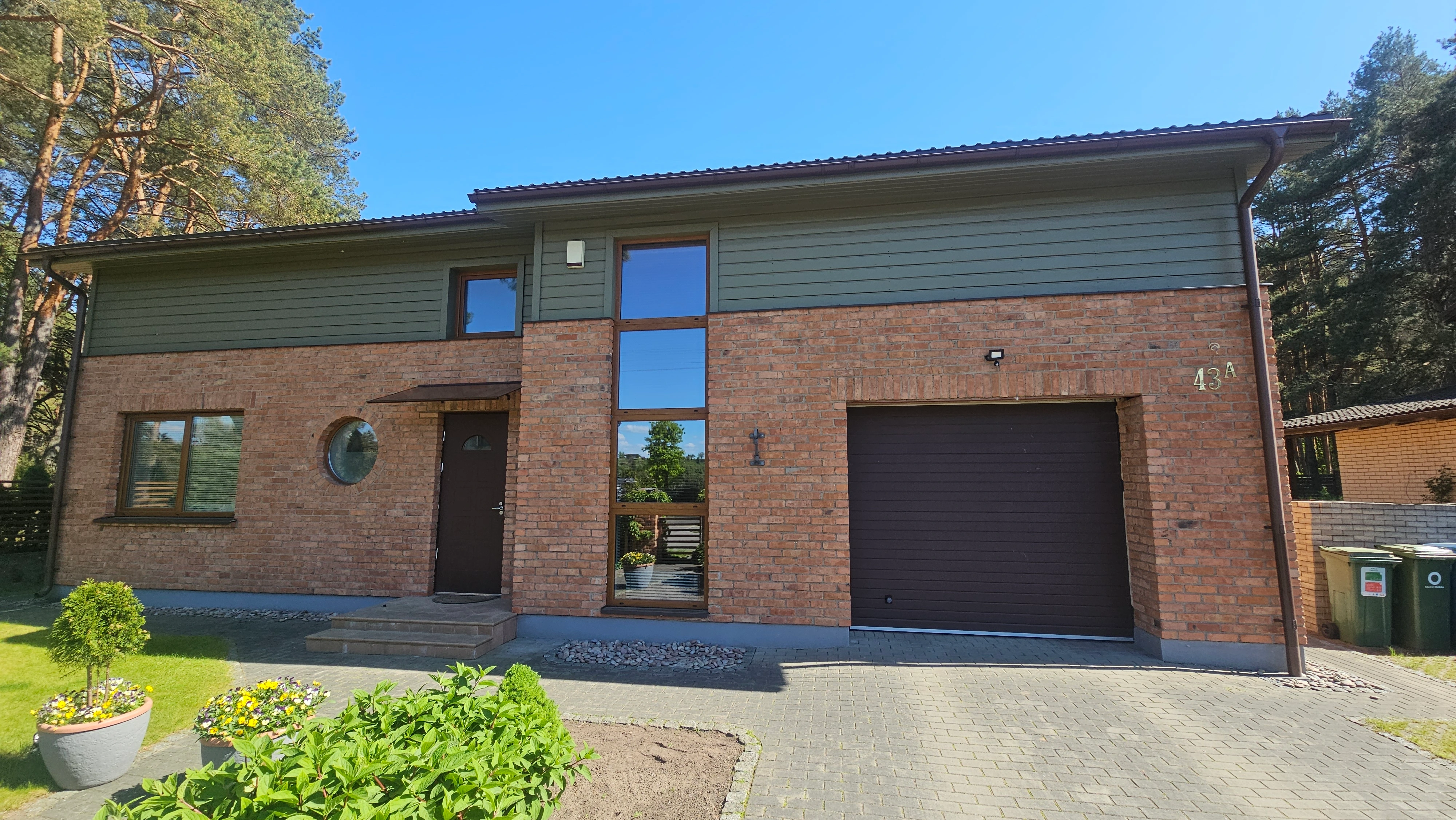 Modernus medinio fasado impregnavimas išlaikant natūralią medžio tekstūrą